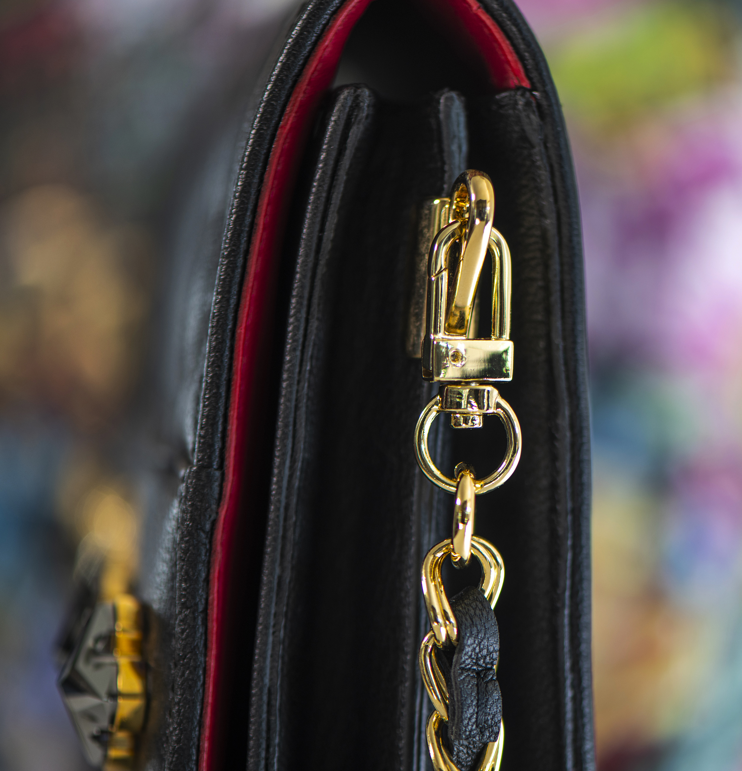 Close view of the Clutch clasp and red edge